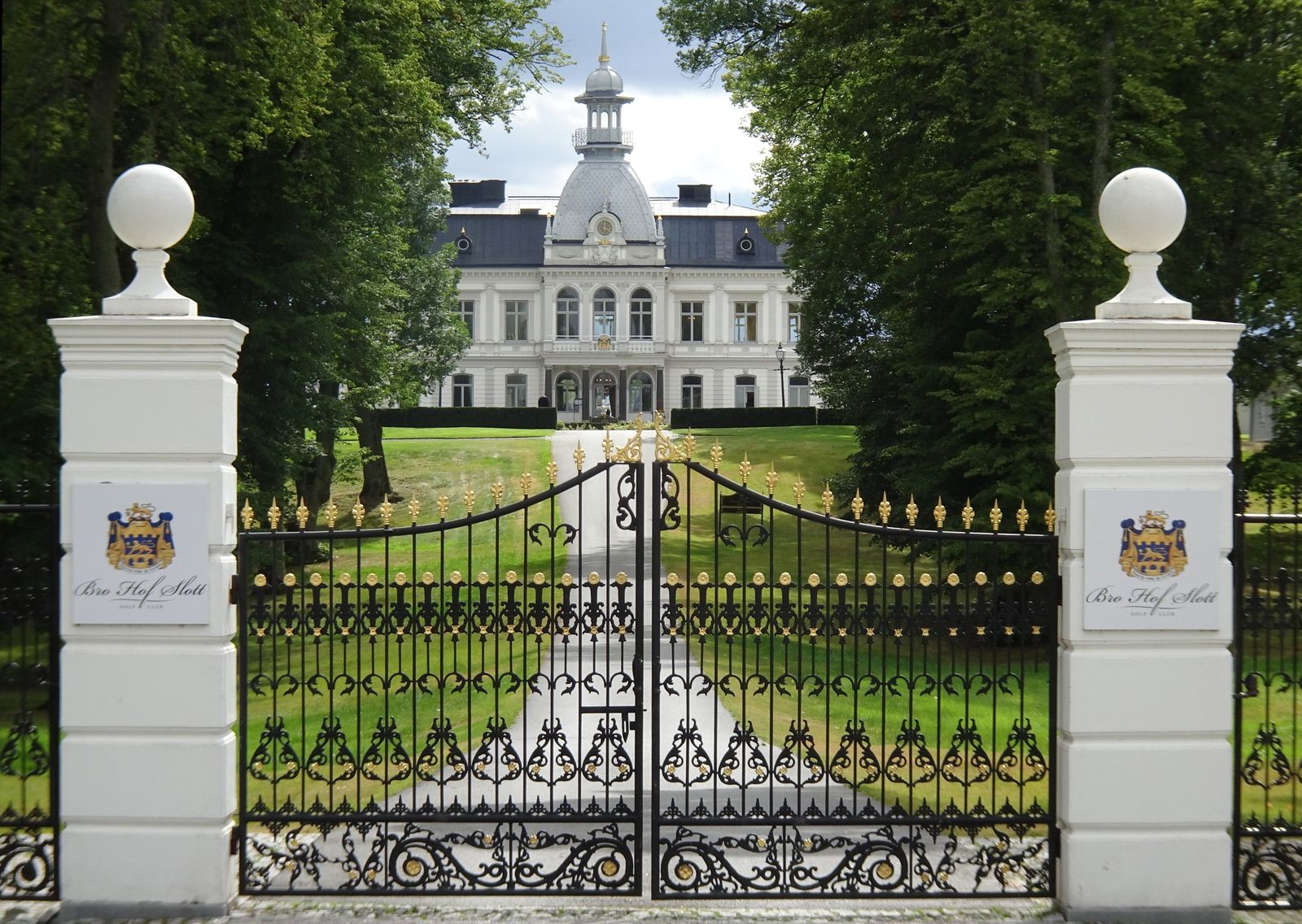 The gates of Bro Hof Slott with the castle clubhouse beyond